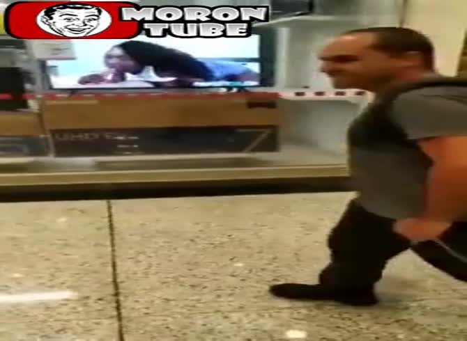 Video :This store's management will stop at nothing to draw in consumers!